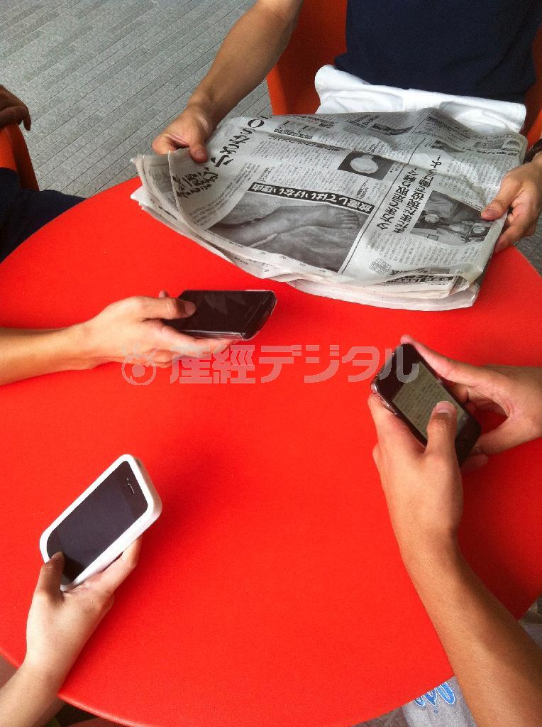 新聞から情報を得る学生は少数派。ほとんどの学生がスマートフォンで情報を得ている＝２０１３（平成２５）年７月１６日（関西大学＿谷本奈穂ゼミ＿有志学生記者撮影）