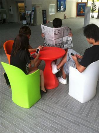 新聞から情報を得る学生は少数派。ほとんどの学生がスマートフォンで情報を得ている＝２０１３（平成２５）年７月１６日（関西大学＿谷本奈穂ゼミ＿有志学生記者撮影）