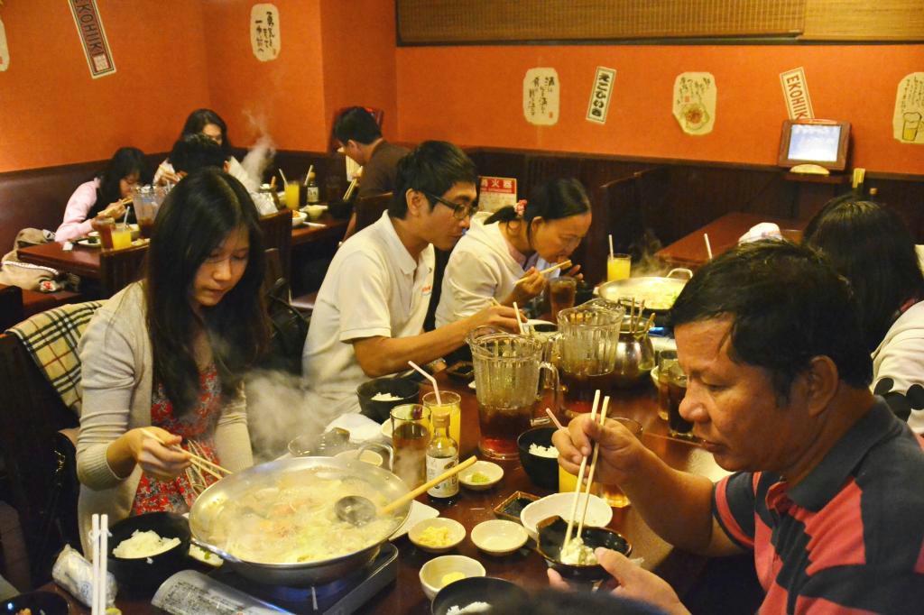 ベトナム人のツアー客でにぎわう居酒屋チェーン「えこひいき浅草店」＝東京都台東区
