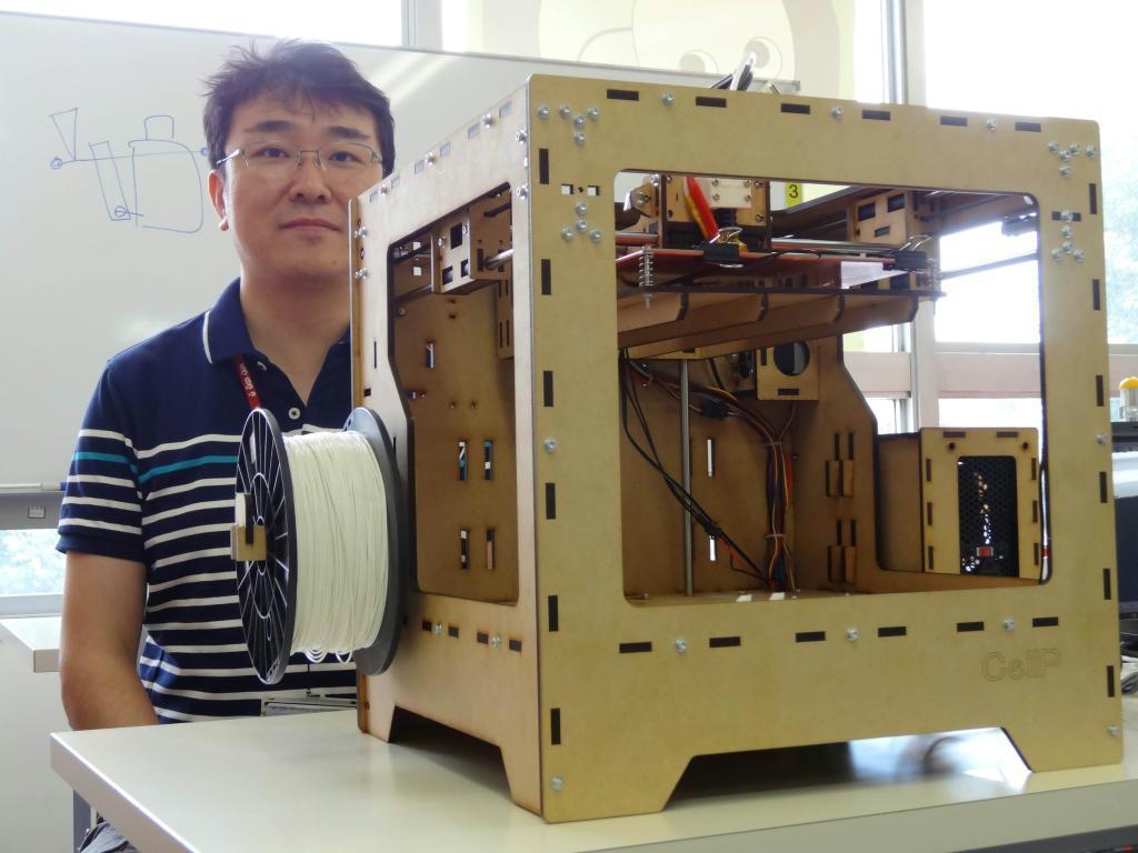 筐体（きょうたい）を四角い箱のように設計した３Ｄプリンター「セルＰ」。家庭用のカラーボックスの組み立て技能があれば、３時間ほどで完成するように設計した