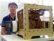 筐体（きょうたい）を四角い箱のように設計した３Ｄプリンター「セルＰ」。家庭用のカラーボックスの組み立て技能があれば、３時間ほどで完成するように設計した