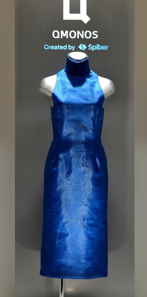 人工合成されたクモの糸「クモノス」で作られた青色のドレス