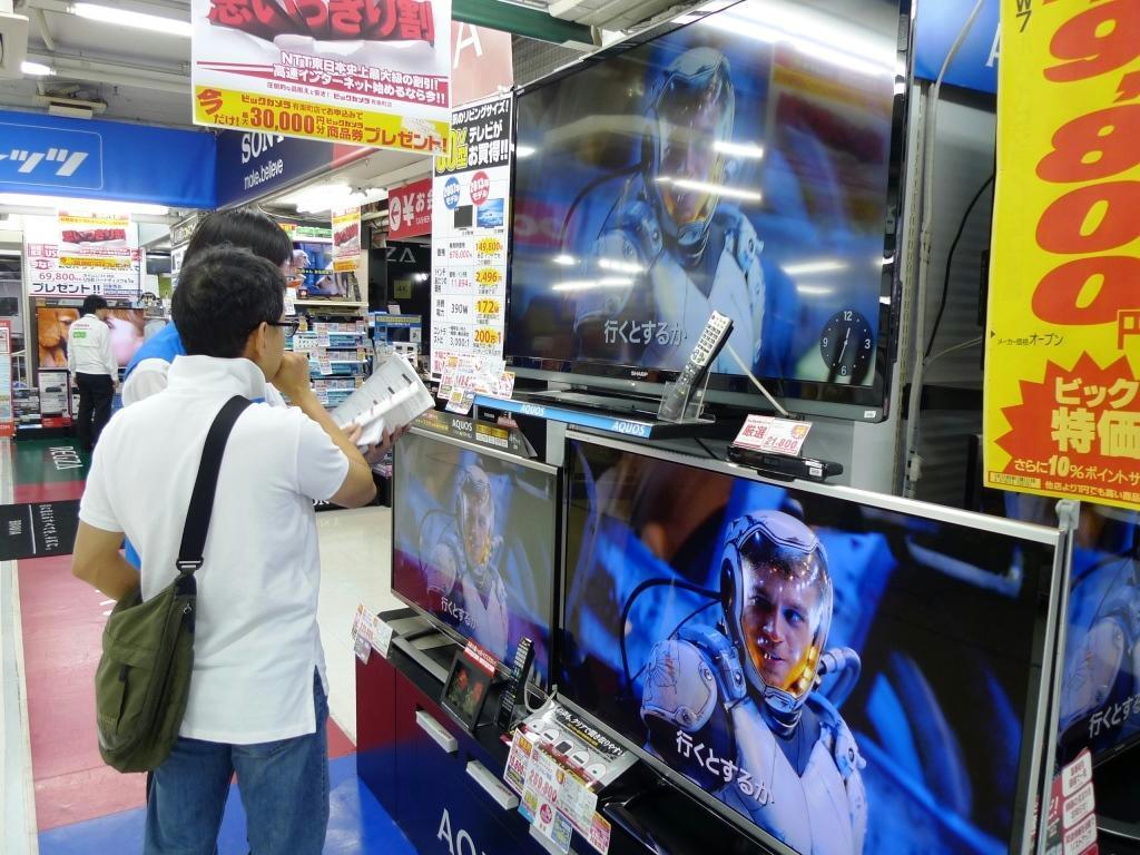 テレビなど家電の価格は下落幅が縮小傾向にある＝２６日、東京都千代田区のビックカメラ有楽町店