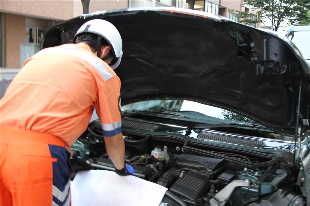 トラブルの起きた現場で作業するＪＡＦのスタッフ。ロードサービスは損保各社も力を入れている（ＪＡＦ提供）