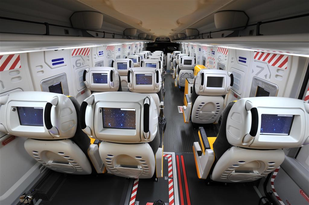 宇宙船にみたてたウィラー・トラベルのアトラクション型バス「スターファイター」の車内（同社提供）