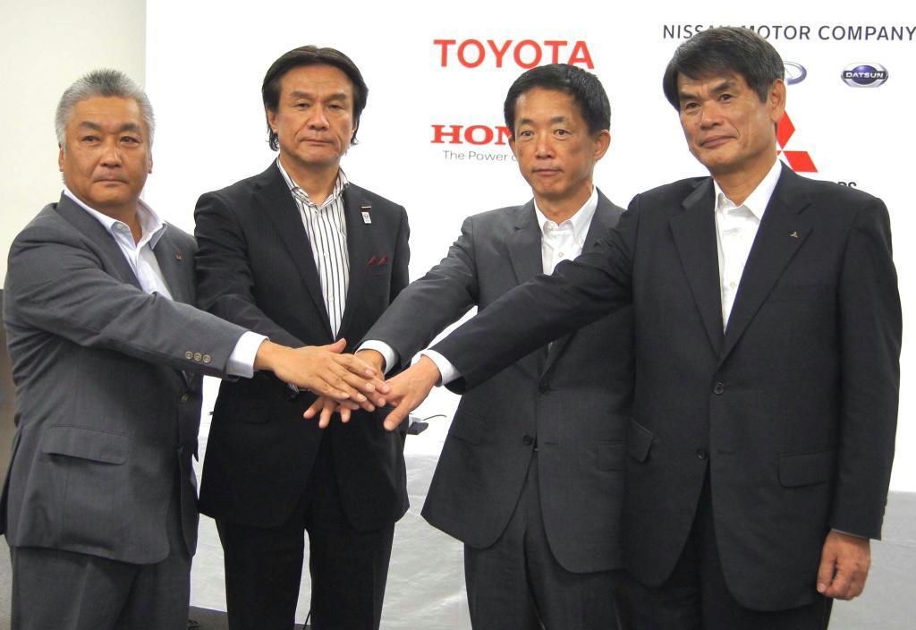 充電設備の共同プロジェクトを発表した（左から）トヨタ自動車の佐藤康彦常務役員、日産自動車の川口均常務執行役員、ホンダの峯川尚専務執行役員、三菱自動車の蓮尾隆一国内営業本部長＝２９日、東京都港区