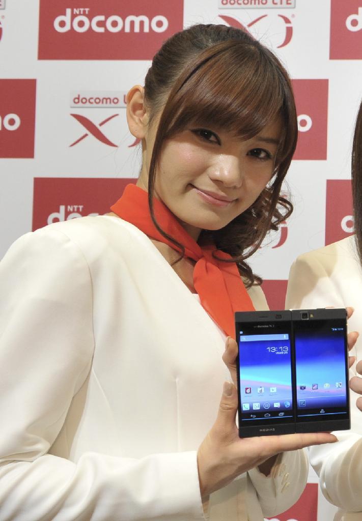 ドコモの２画面スマホ「メディアスＷＮー０５Ｅ」