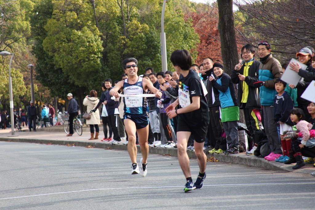 ミズノの社内駅伝大会で、たすきをつなぐランナー＝平成２３年１２月、大阪・長居公園