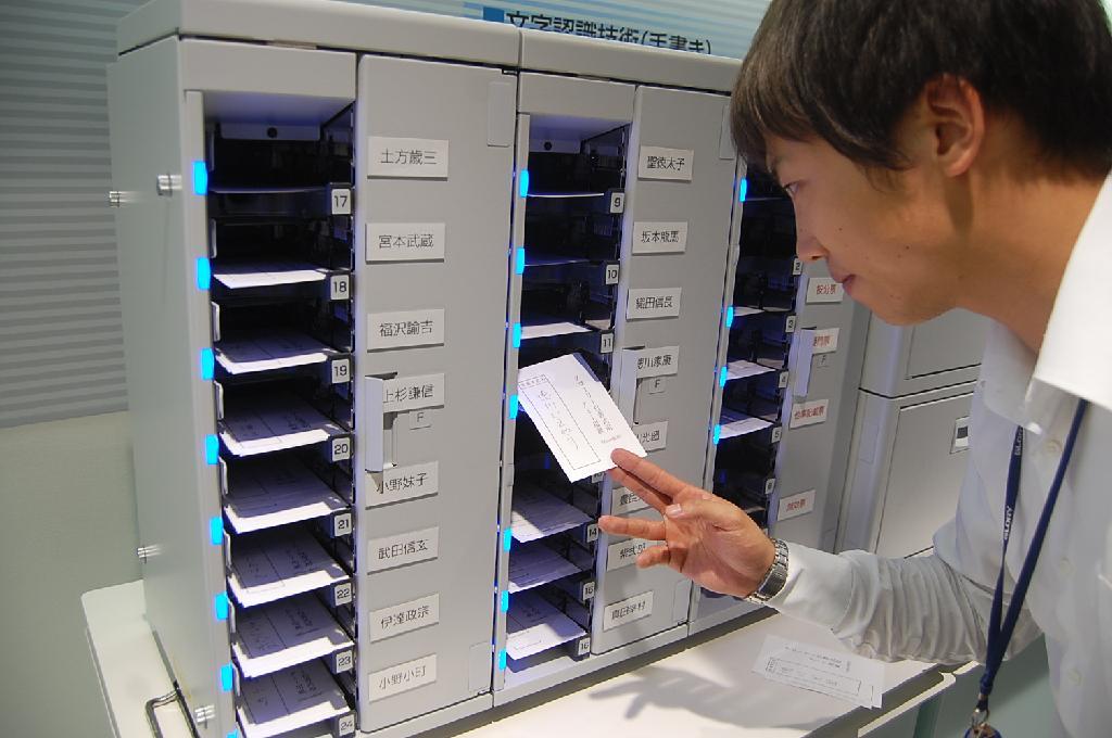 グローリーが発売した投票用紙分類機の新製品＝兵庫県姫路市（板東和正撮影）