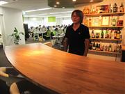 「クローバーラボ」のオフィスに設けられたバーカウンター