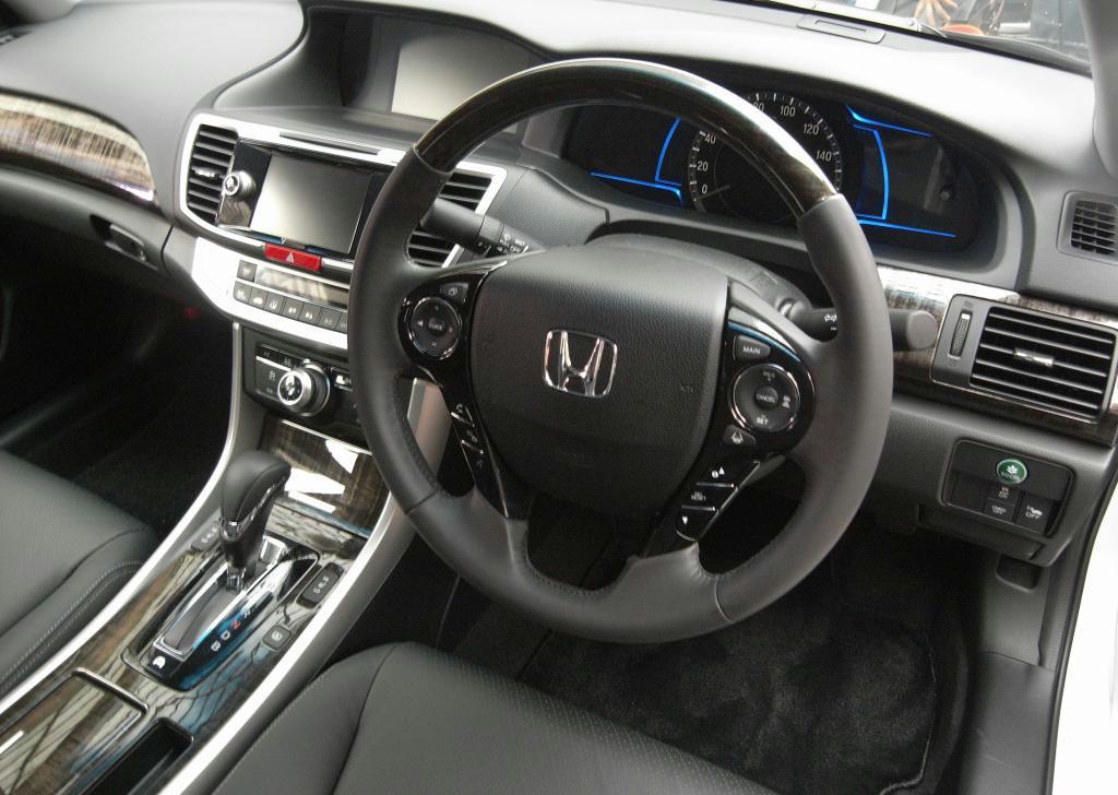 アコードＨＶの運転席の各種操作ボタンなど
