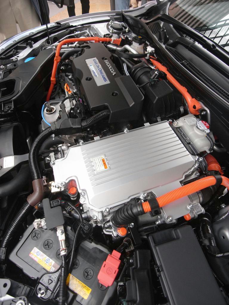 アコードＨＶのエンジンルーム。ホンダの技術の粋が詰まる