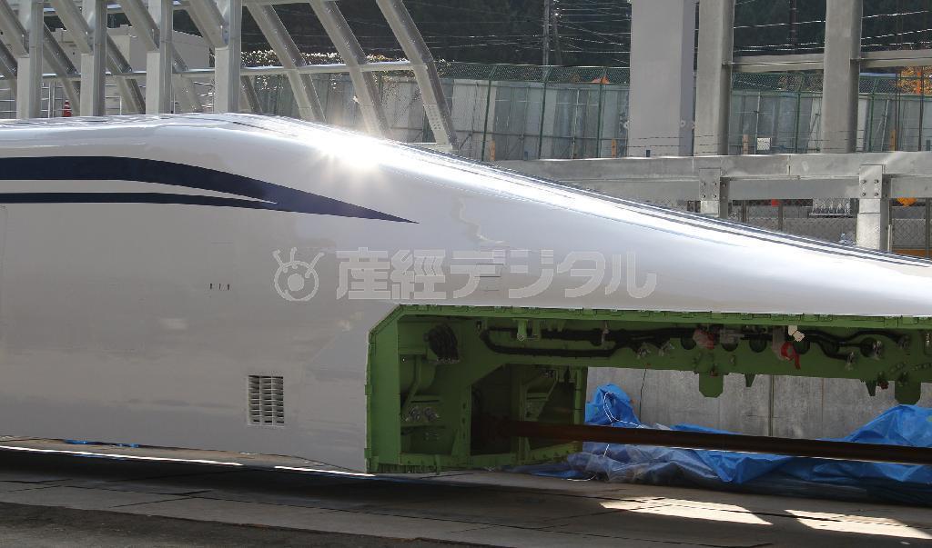 初公開された超電導リニアの新型車両Ｌ０系の先頭車＝２２日午前、山梨県都留市の山梨リニア実験線車両基地（大里直也撮影）