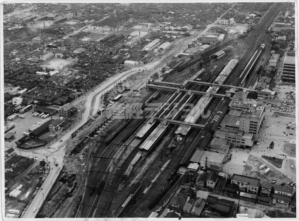 東海道新幹線の工事が始まった京都駅＝昭和３７（１９６２）年５月（本社機から）