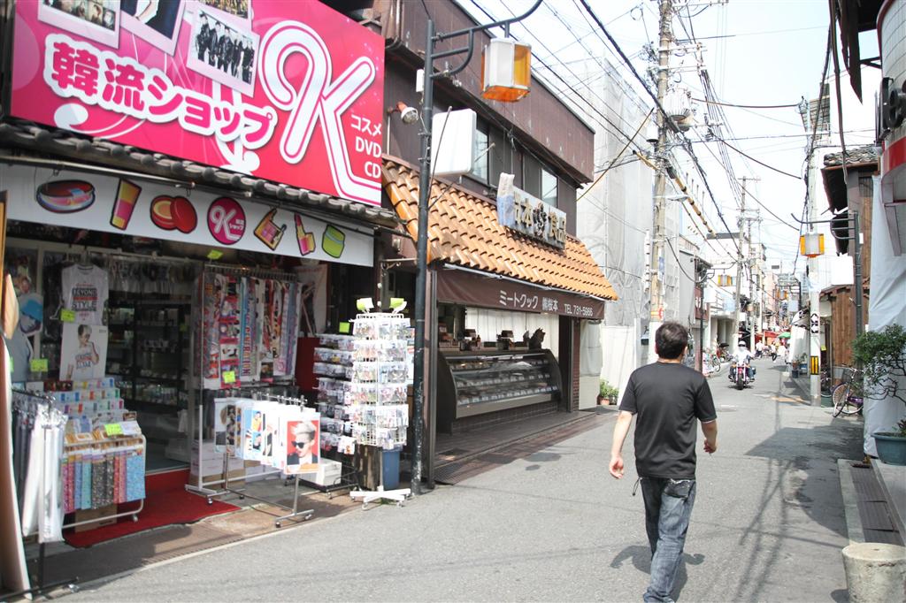 韓流ショップが並ぶコリアタウン。最近の日韓関係の悪化で客足が激減している店もあるといい、盛んに「日本右傾化」を煽る韓国メディアに対する厳しい批判も聞かれる＝大阪市生野区