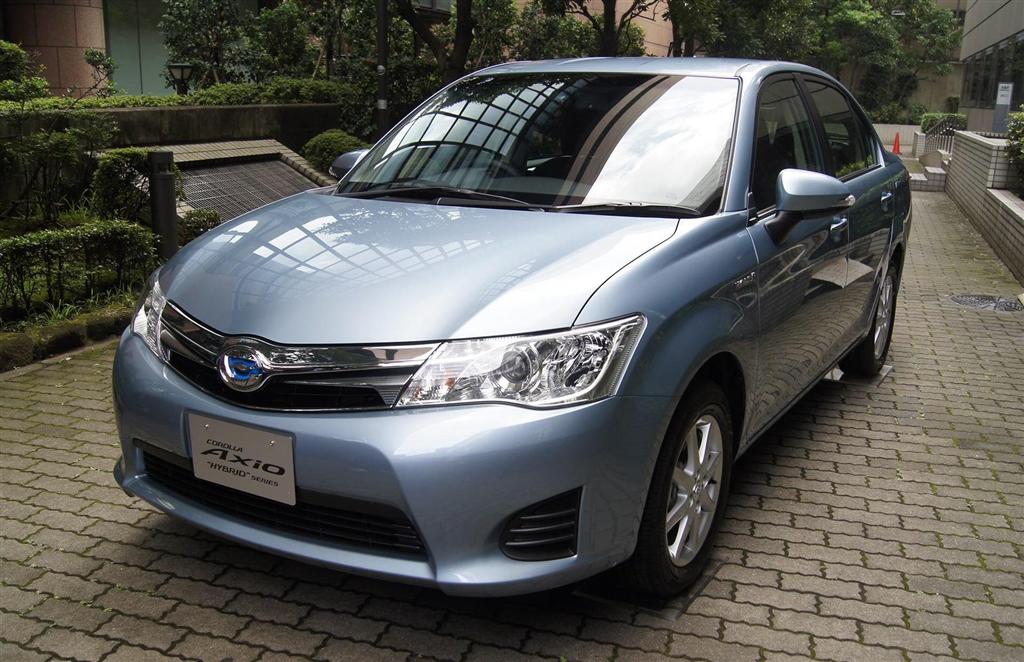 トヨタ自動車が６日に発売したハイブリッド車「カローラアクシオハイブリッド」＝６日、東京都港区（古川有希撮影）