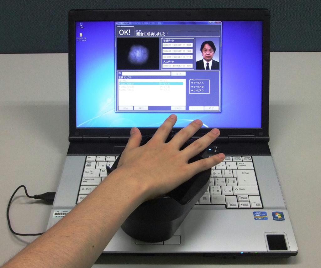 富士通研究所が開発した認証技術のデモ。画像からコードを抽出して静脈を照合する