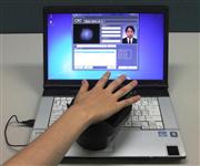 富士通研究所が開発した認証技術のデモ。画像からコードを抽出して静脈を照合する