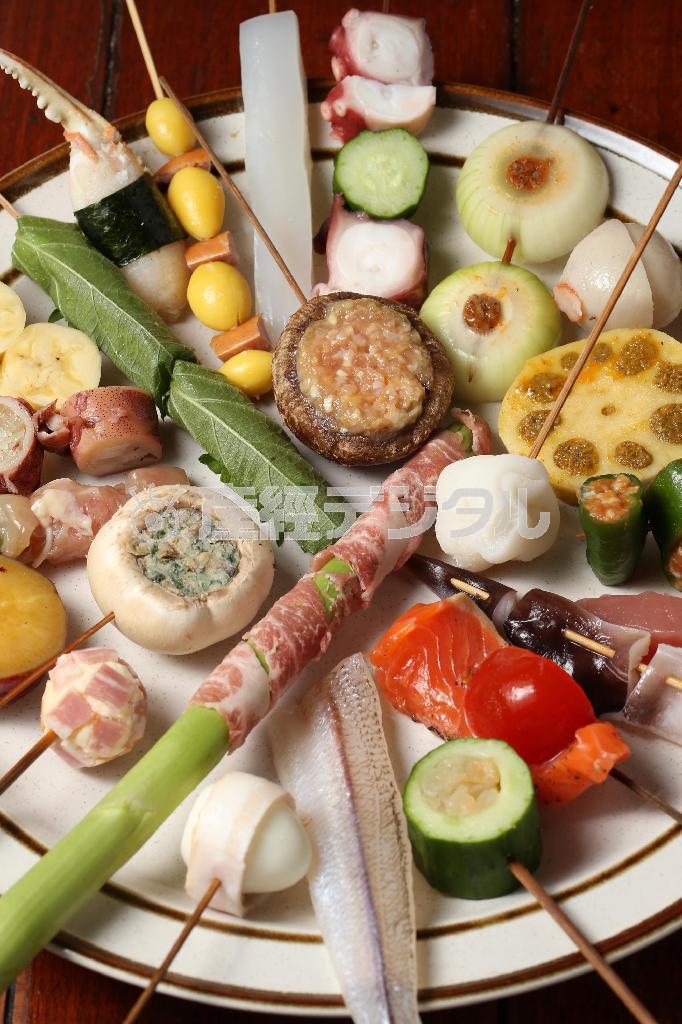 パン粉をつける前の具材の数々。ウズラ卵にベーコンを巻いたもの、ぎんなん、シイタケの肉詰めなど２５種類のコース。ていねいに下処理された具材が、味や食感にリズムとハーモニーをかもし出す