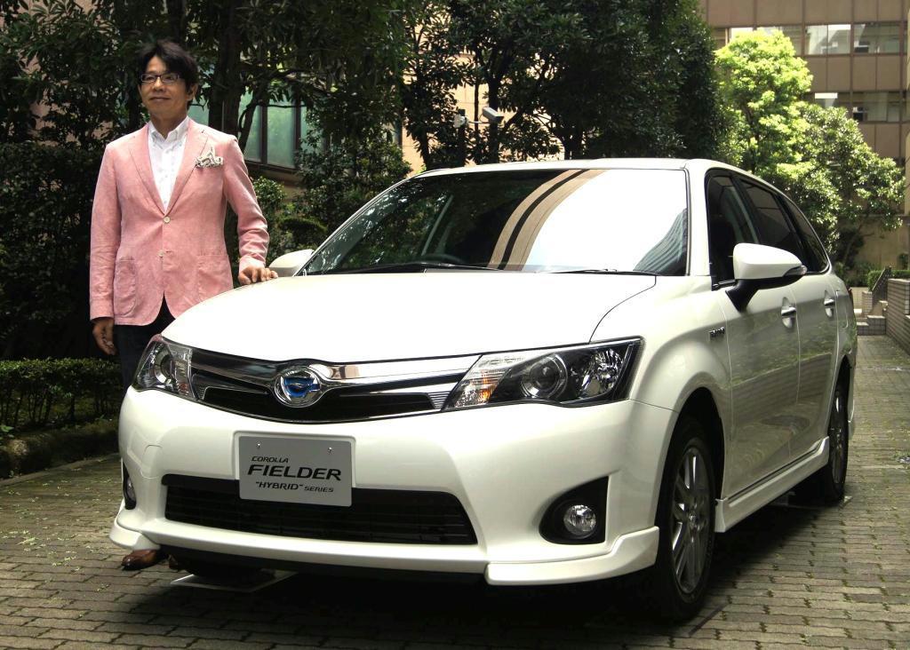 トヨタ自動車が発売した「カローラフィールダーハイブリッド」＝６日、東京都港区
