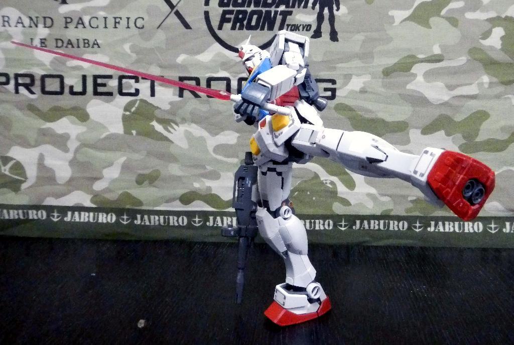 「ＭＧガンダムＶｅｒ．３．０」では、片足立ちしての“ガンダムキック”も可能（（Ｃ）創通・サンライズ）