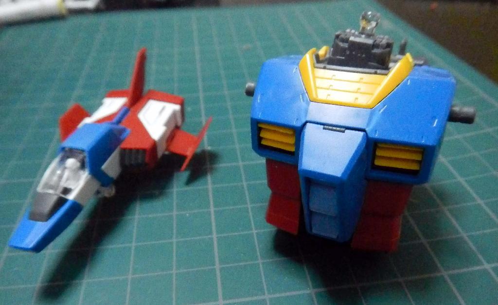 「ＭＧガンダムＶｅｒ．３．０」のコアファイター（左）と胴体パーツ。細かいディテールが再現されている（（Ｃ）創通・サンライズ）