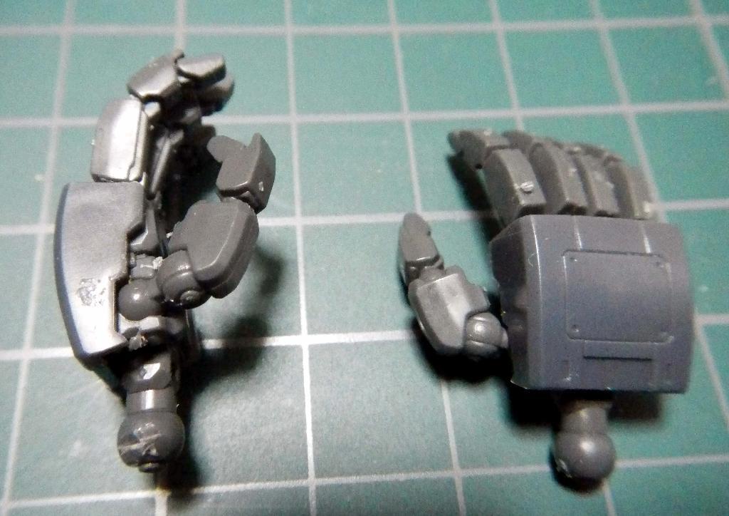 「ＭＧガンダムＶｅｒ．３．０」の手パーツ。「エモーションマニピュレーターＳＰ」の採用により、全ての関節が可動する（（Ｃ）創通・サンライズ）