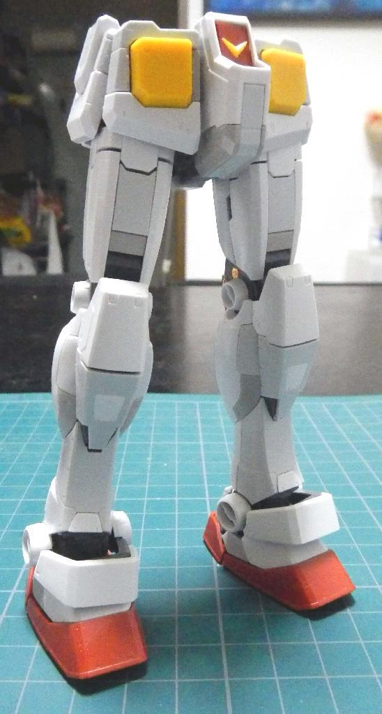 「ＭＧガンダムＶｅｒ．３．０」の下半身を組み上げた状態。これだけでも今にも動き出しそうだ（（Ｃ）創通・サンライズ）