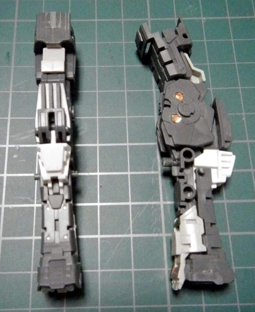 脚部分の内部フレーム。「ＭＧガンダムＶｅｒ．３．０」では、塗装が容易な新素材が採用されている（（Ｃ）創通・サンライズ）