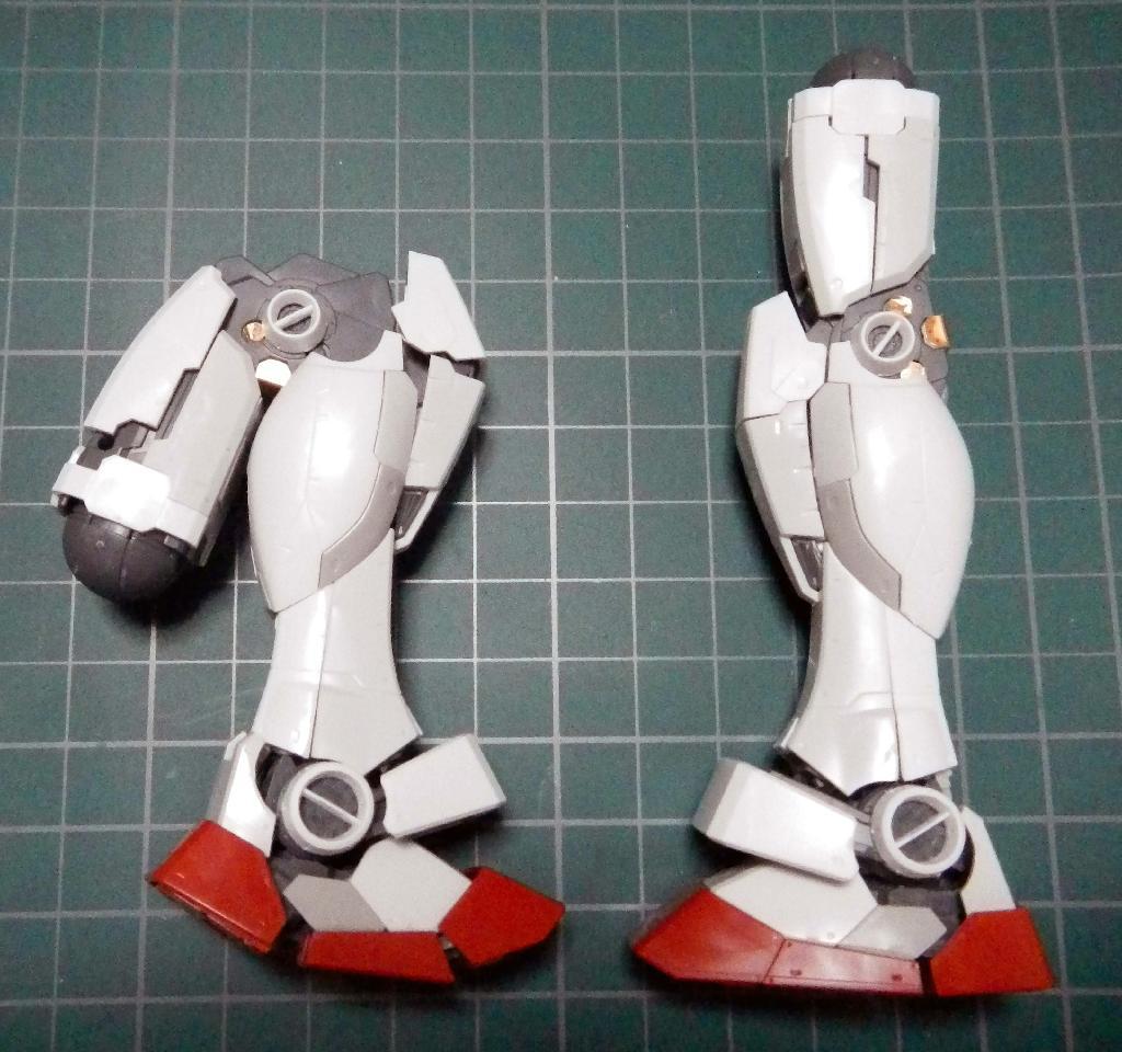 「ＭＧガンダムＶｅｒ．３．０」の脚部に外部装甲を装着した状態。「ムーバブルアーマーシステム」の導入により、リアリティーのある装甲のズレを表現している（（Ｃ）創通・サンライズ）