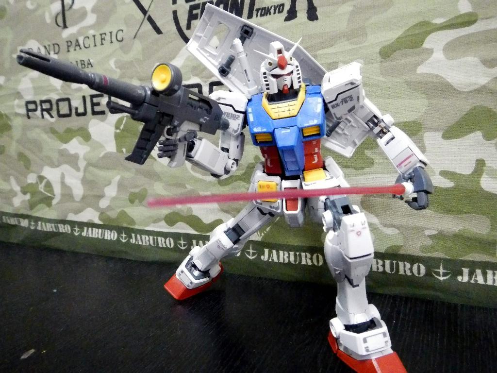 背中にシールドを背負う「ＭＧガンダムＶｅｒ．３．０」。アニメではおなじみのポーズも完全に再現できる（（Ｃ）創通・サンライズ）■■キャプション■■背中にシールドを背負う「ＭＧガンダムＶｅｒ．３．０」。アニメではおなじみのポーズも完全に再現できる（（Ｃ）創通・サンライズ）