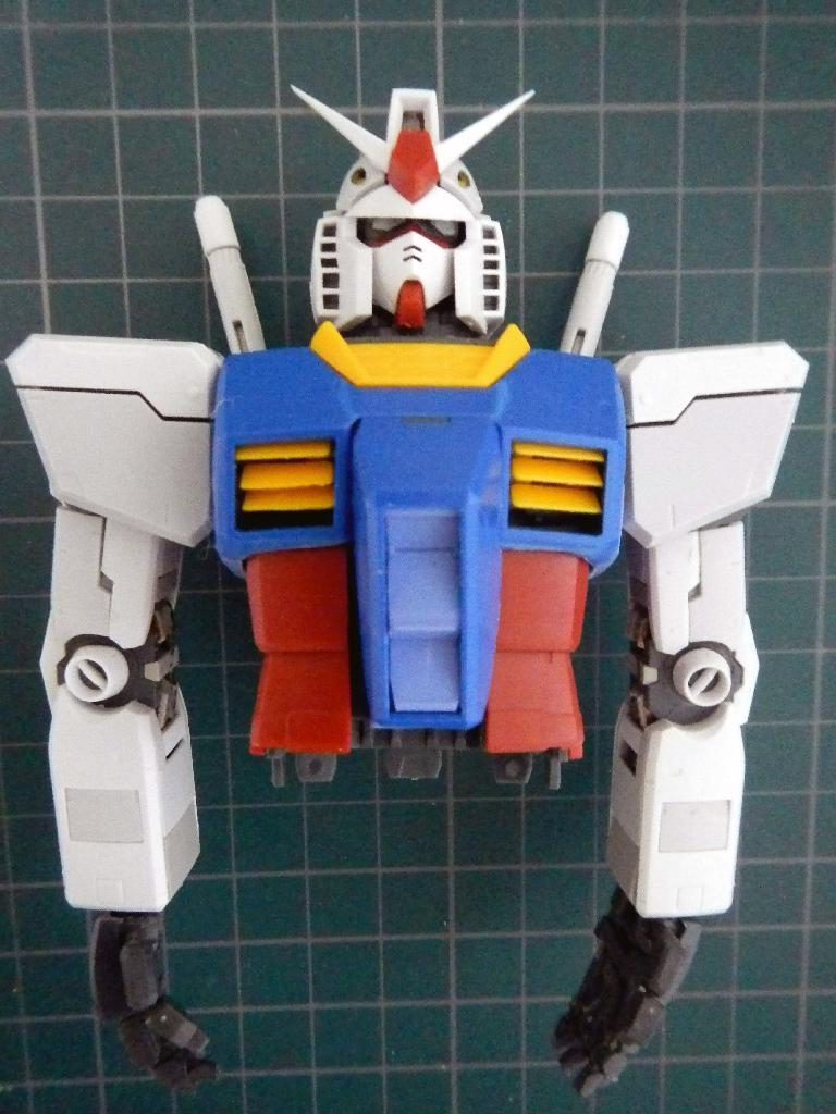 「ＭＧガンダムＶｅｒ．３．０」の上半身を組み上げた状態。微妙なトーンの違いにより、リアルさが格段に増している（（Ｃ）創通・サンライズ）