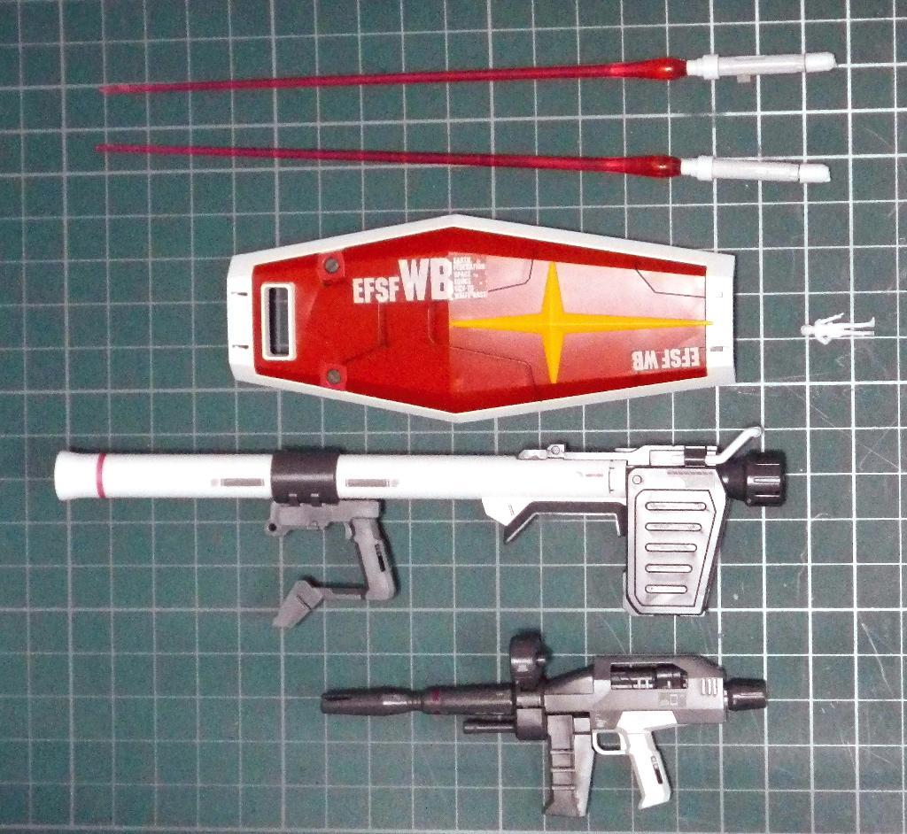 「ＭＧガンダムＶｅｒ．３．０」のキットに付属している各種武器類。ビームサーベル（上）はもちろん、クリアパーツだ（（Ｃ）創通・サンライズ）