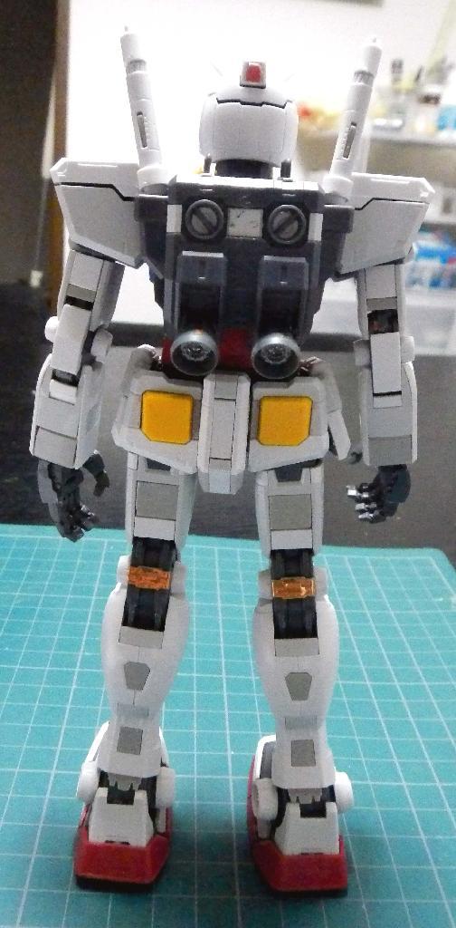 「ＭＧガンダムＶｅｒ．３．０」の後ろ姿。付属のリアリスティックデカールを貼るだけでも、十分な完成度だ（（Ｃ）創通・サンライズ）