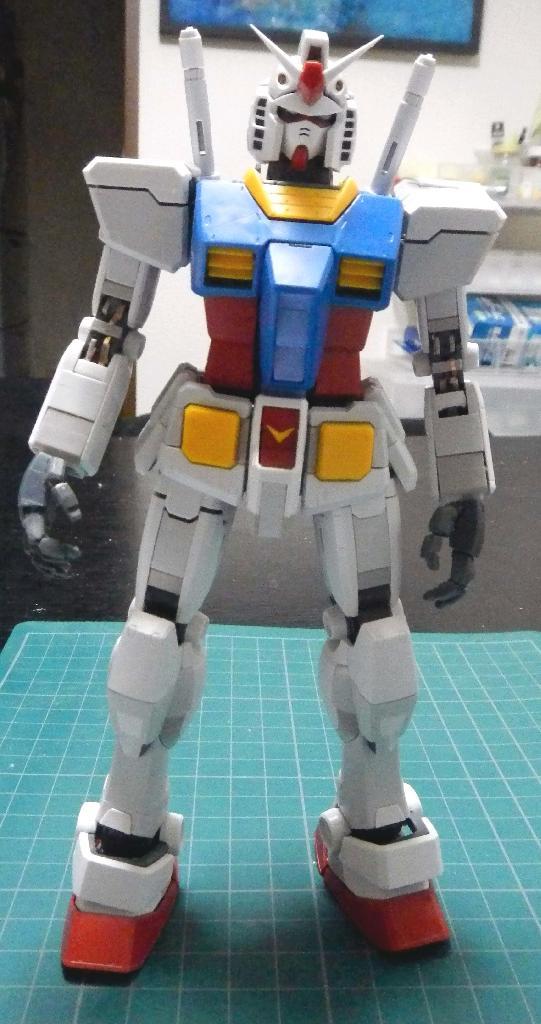 「ＭＧガンダムＶｅｒ．３．０」を素組みした状態。プロポーションは申し分ない（（Ｃ）創通・サンライズ）