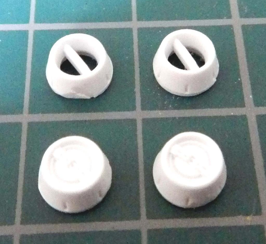 関節部の円形パーツ。ノーマルバージョン（上）とマグネットコーティングバージョンを付け替えることができる（（Ｃ）創通・サンライズ）