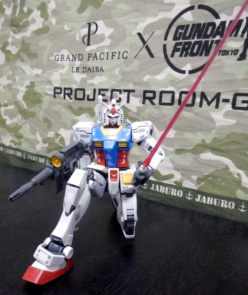 片膝立ちのポーズも簡単に決めることができる（（Ｃ）創通・サンライズ）