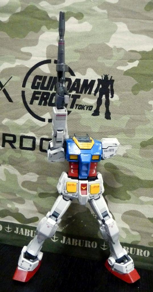 ファンなら一度は試してみたくなる「ラストシューティング」のポーズ（（Ｃ）創通・サンライズ）