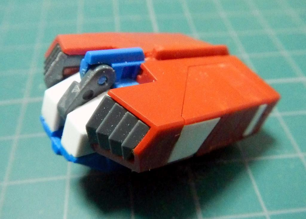 これが、コアブロックに変形した状態。このまま「ＭＧガンダムＶｅｒ．３．０」の胴体に格納できる（（Ｃ）創通・サンライズ）