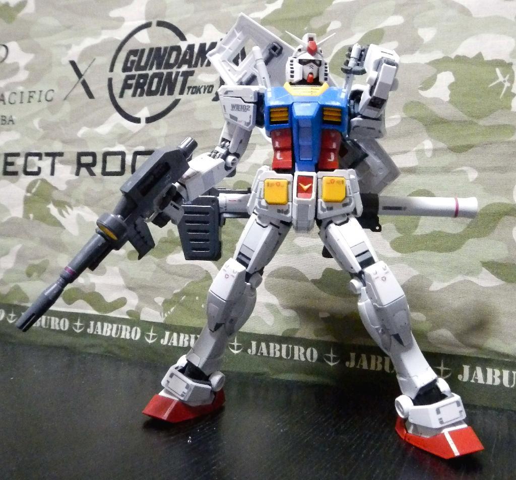 ランドセルからビームサーベルを引き抜くＭＧガンダムＶｅｒ．３．０。アニメの動きを完全に再現することができる（（Ｃ）創通・サンライズ）