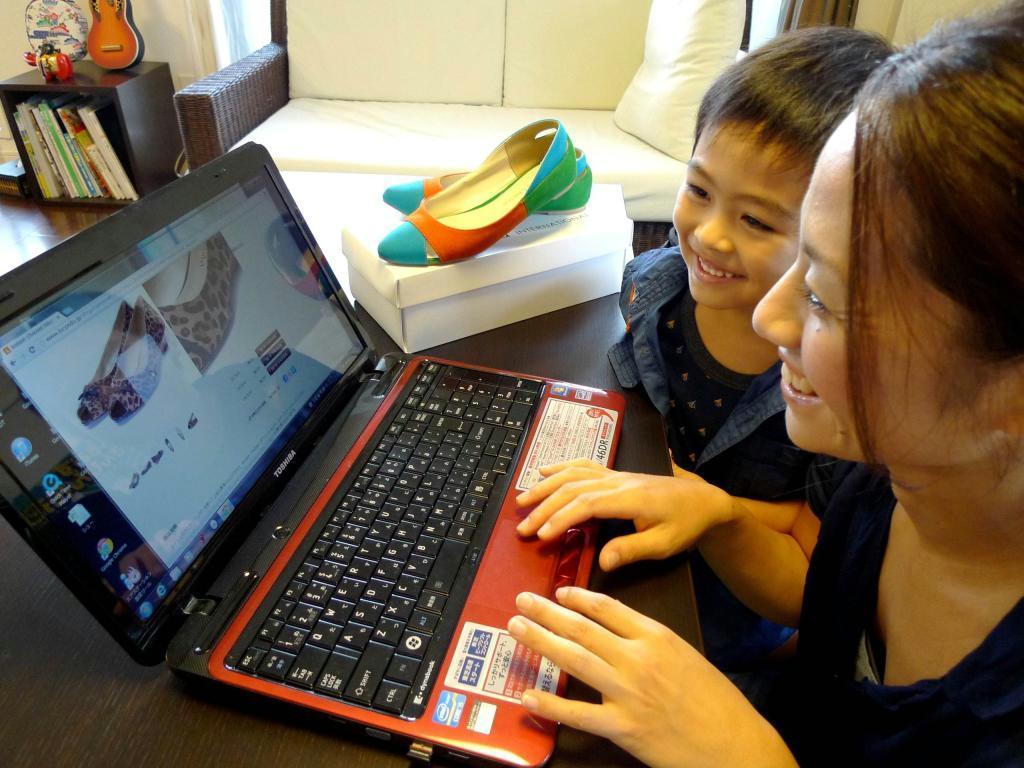 無料返送サービスのあるネット通販「ロコンド」で靴を購入した佐藤美奈子さん。自宅にある服と実際にコーディネートできるのもメリットだ＝川崎市