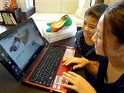 無料返送サービスのあるネット通販「ロコンド」で靴を購入した佐藤美奈子さん。自宅にある服と実際にコーディネートできるのもメリットだ＝川崎市