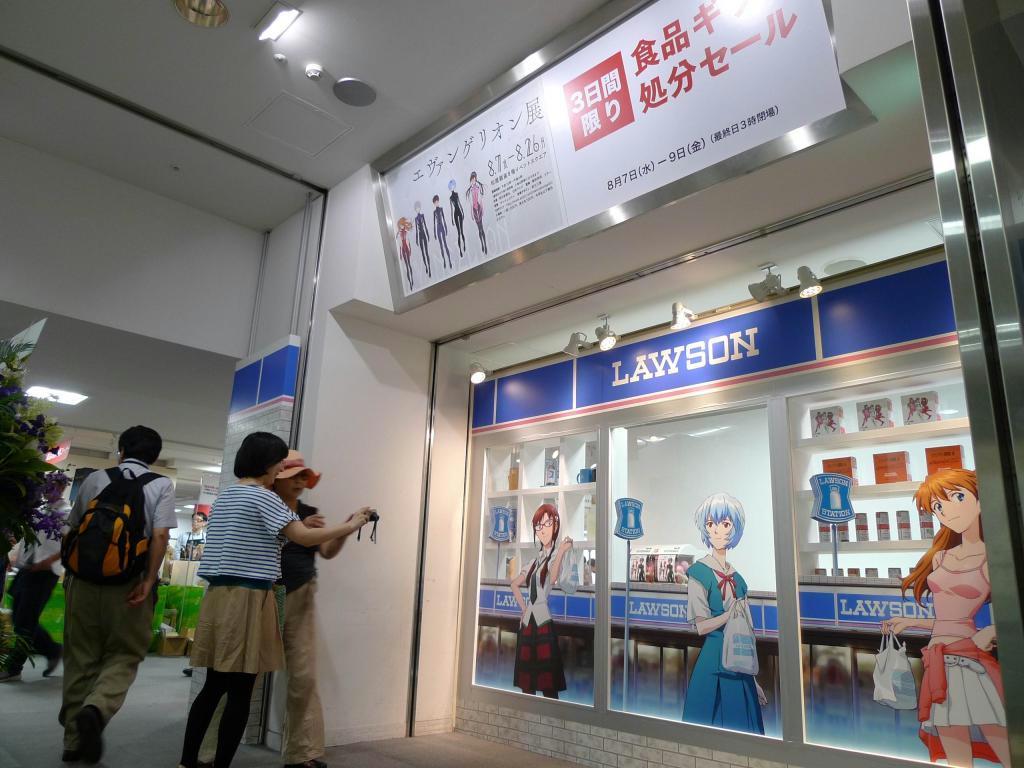 松屋銀座本店で開催中の「エヴァンゲリオン展」に併設されたローソンの仮設店舗。２６日まで営業する＝９日、東京都中央区（佐久間修志撮影）