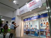 松屋銀座本店で開催中の「エヴァンゲリオン展」に併設されたローソンの仮設店舗。２６日まで営業する＝９日、東京都中央区（佐久間修志撮影）