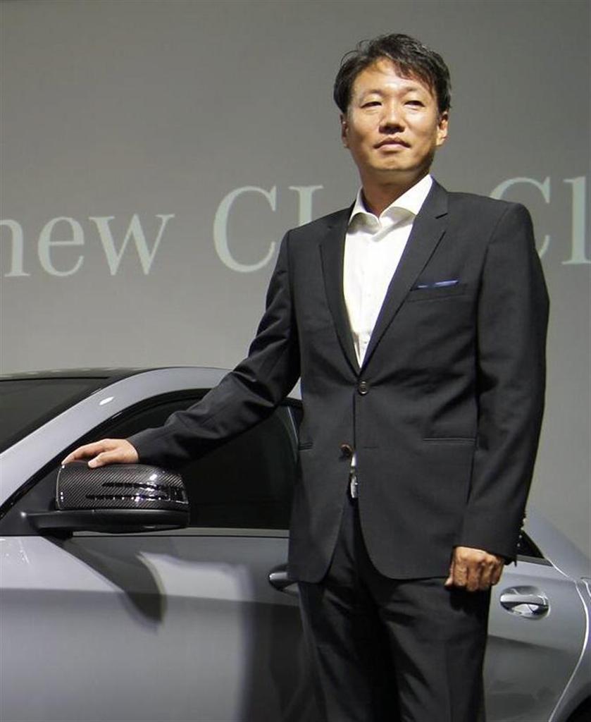 ベンツの「ＣＬＡクラス」の新車を披露するメルセデス・ベンツ日本の上野金太郎社長