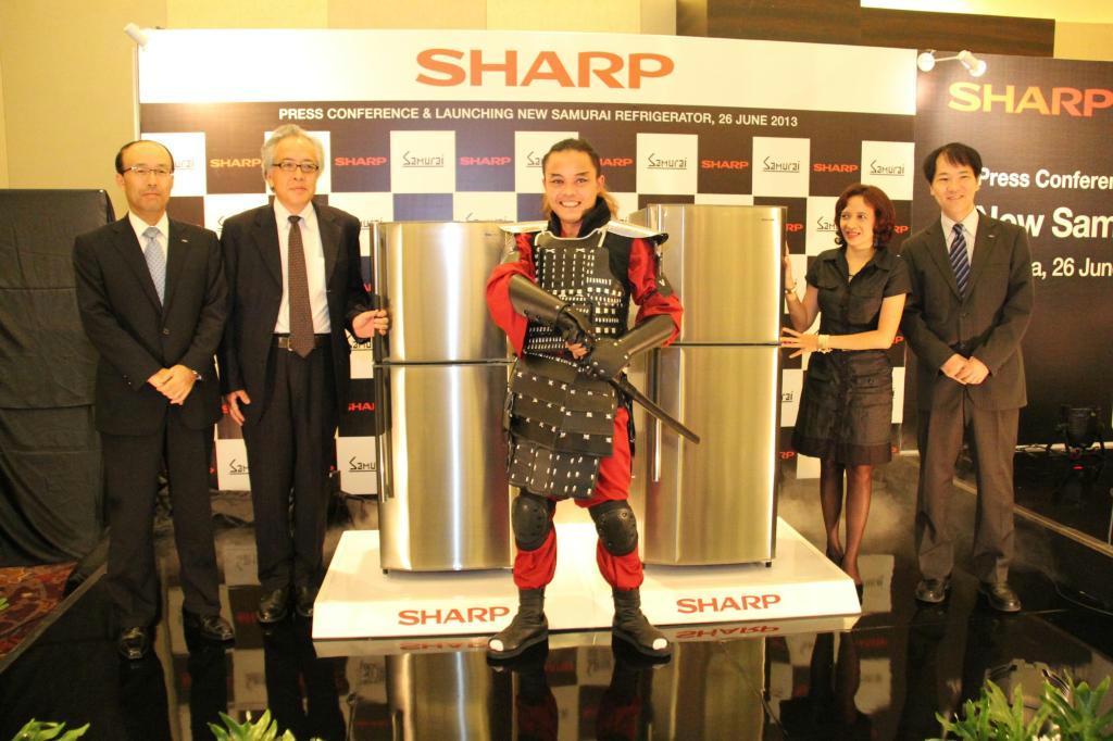 シャープは著名なコメディアン（中央）をイメージキャラクターに起用し、冷蔵庫の販売促進を図る＝６月、ジャカルタ市内のホテル