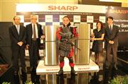 シャープは著名なコメディアン（中央）をイメージキャラクターに起用し、冷蔵庫の販売促進を図る＝６月、ジャカルタ市内のホテル