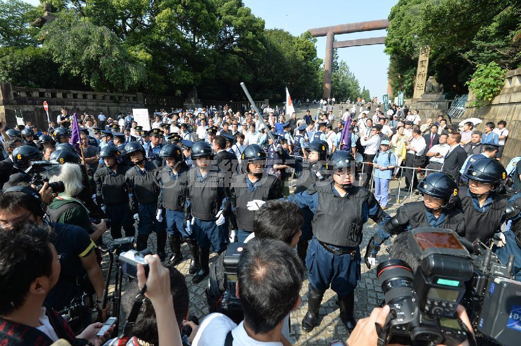 例年よりも厳重な警備体制が敷かれた靖国神社＝８月１５日、東京都千代田区の靖国神社（三尾郁恵撮影）