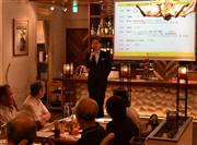 個人投資家らを対象にした投資セミナー。証券会社はくつろげる雰囲気づくりにも知恵を絞っている。