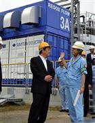 「レドックスフロー電池」を視察する茂木敏充経産相（左）＝７月３１日、横浜市の住友電工横浜製作所